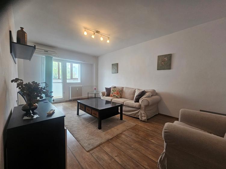 Apartament cu 3 camere decomandat, mobilat în P-ța Victoriei