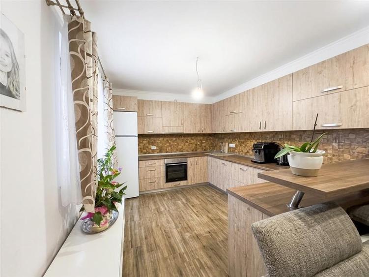 Casă cu 5 camere cu Teren 500 Mp în Sântion
