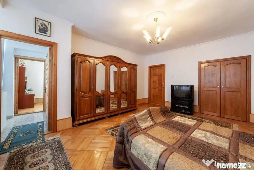 Casă cu 7 camere cu Teren 350 Mp în Central