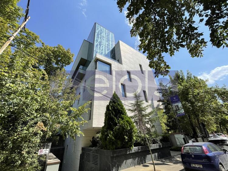 Apartament cu 4 camere decomandat în Primăverii