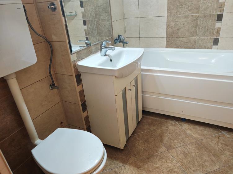 Apartament cu 3 camere decomandat în Astra