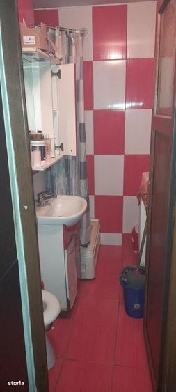 Apartament cu 3 camere semidecomandat în Micro 6