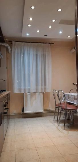 Apartament cu 3 camere semidecomandat în Circumvalațiunii