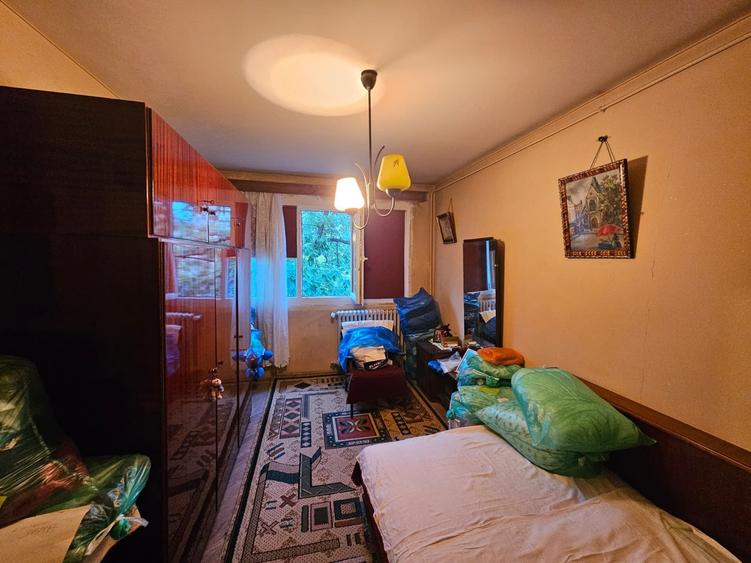 Apartament cu 3 camere decomandat, mobilat în Titan