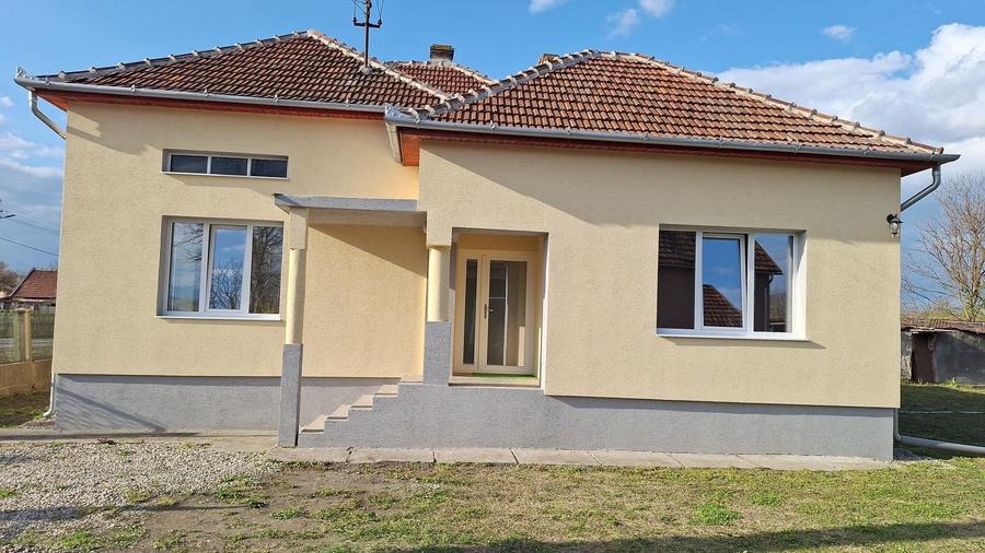 Casă cu 3 camere decomandat în Strei