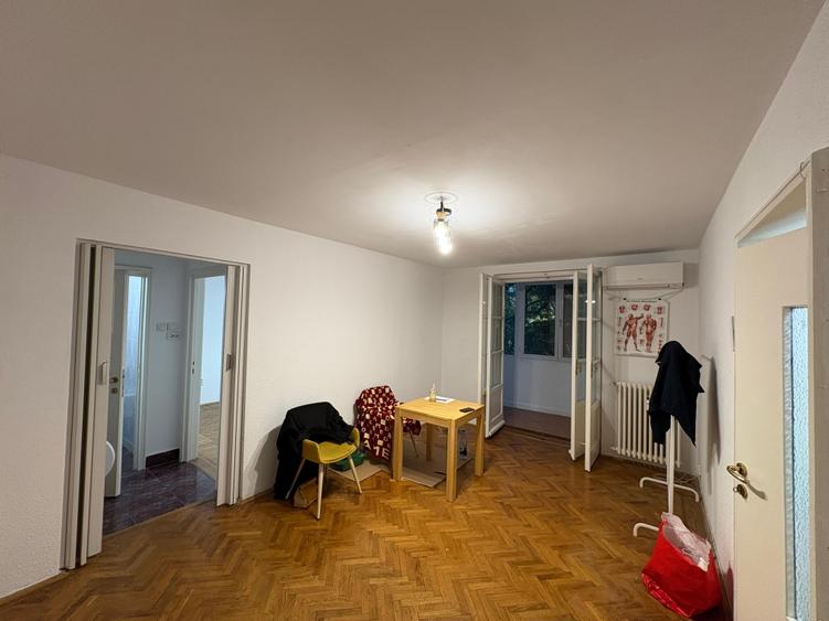 Apartament cu 2 camere semidecomandat în P-ța Victoriei