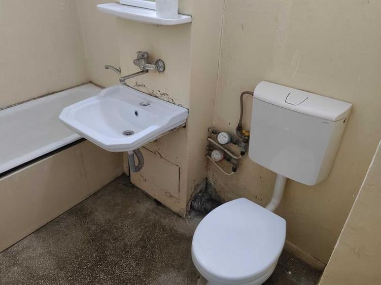 Apartament cu 2 camere semidecomandat în Rovine