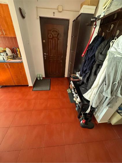 Apartament cu 3 camere semidecomandat în 1 Decembrie