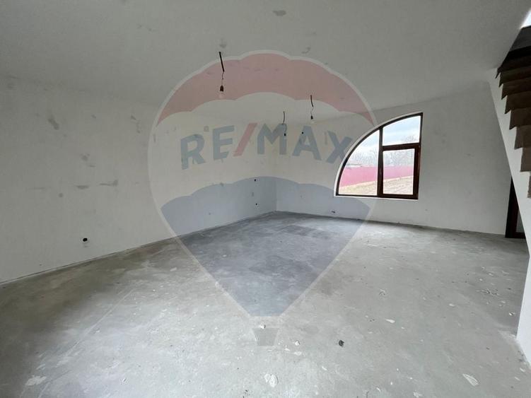 Casă individuală cu 5 camere cu Teren 1300 Mp în Lungulețu