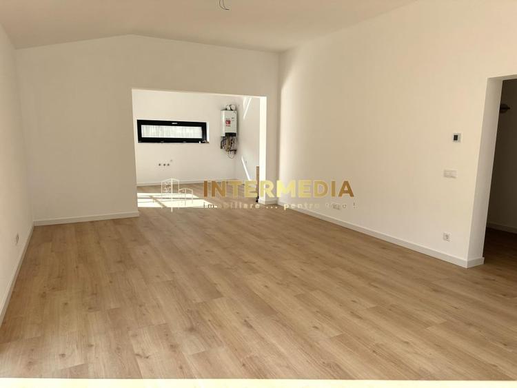 Casă individuală cu 3 camere cu Canalizare în Est