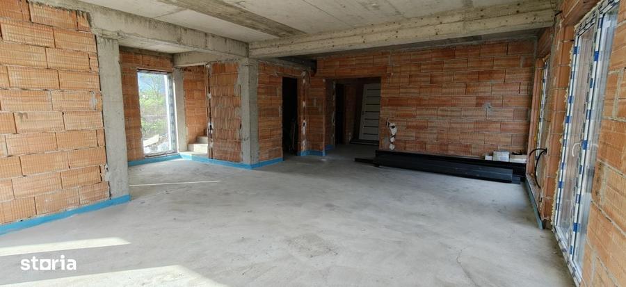 Casă cu 4 camere în Comșești
