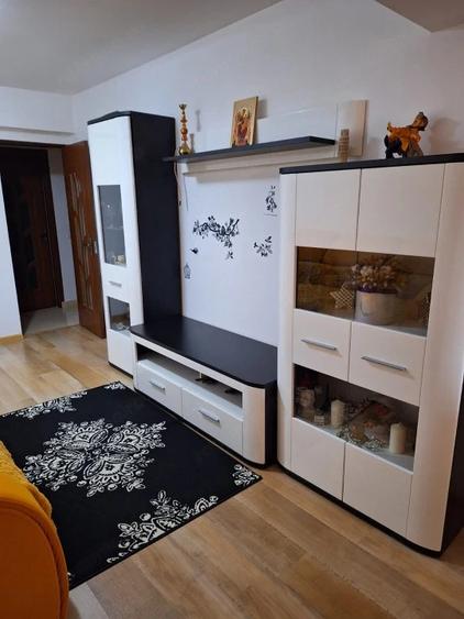 Apartament cu 3 camere decomandat, mobilat în Central
