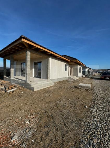 Casă cu 3 camere cu Teren 270 Mp în Petrești
