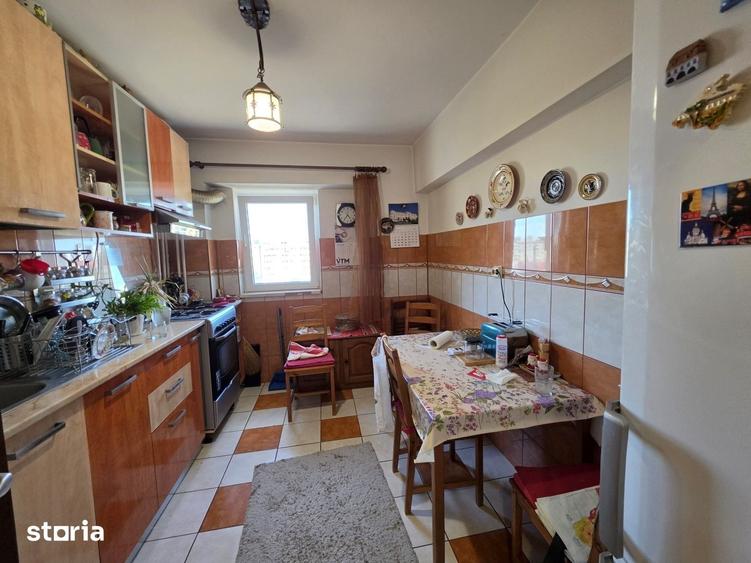 Apartament cu 3 camere semidecomandat în Vatra Luminoasă