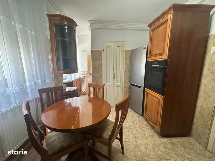 Apartament cu 4 camere, mobilat în Central