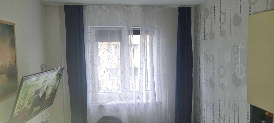 Apartament cu 3 camere decomandat în Florilor