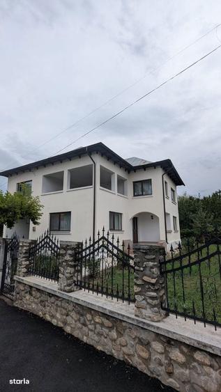 Casă cu 5 camere cu Teren 500 Mp în Central