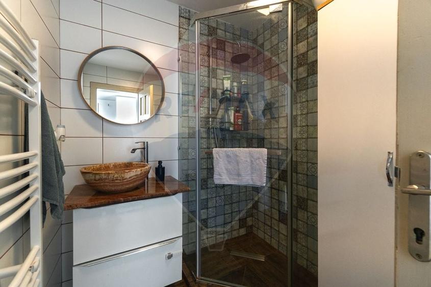Apartament cu 3 camere nedecomandat, mobilat în Schei