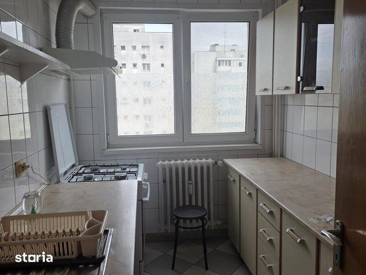 Apartament cu 3 camere semidecomandat, mobilat în Dristor