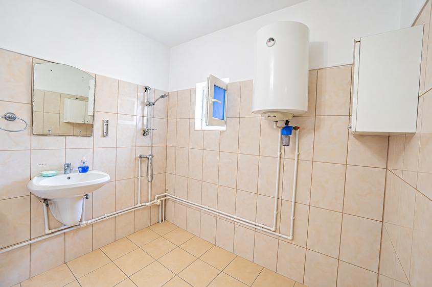 Casă individuală cu 11 camere cu Canalizare în Central