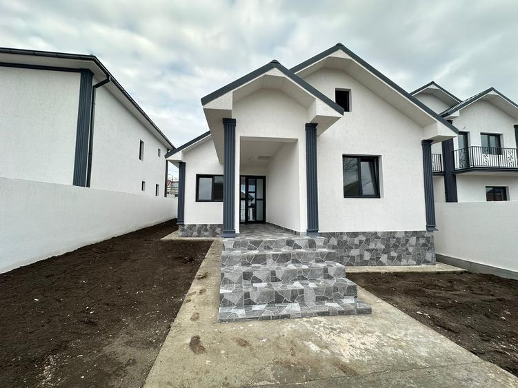 Casă individuală cu 3 camere cu Teren 220 Mp în Est