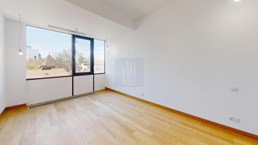 Apartament cu 4 camere semidecomandat în Eminescu