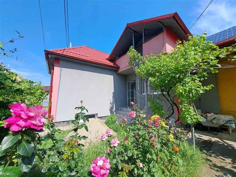 Casă individuală cu 4 camere cu Canalizare în Iris