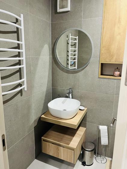 Apartament cu 2 camere semidecomandat, mobilat în Pajura