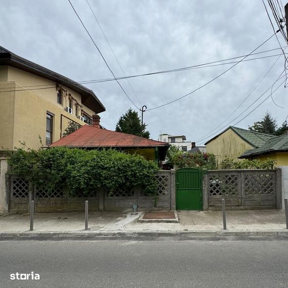 Casă cu 6 camere cu Teren 344 Mp în Văcăresti