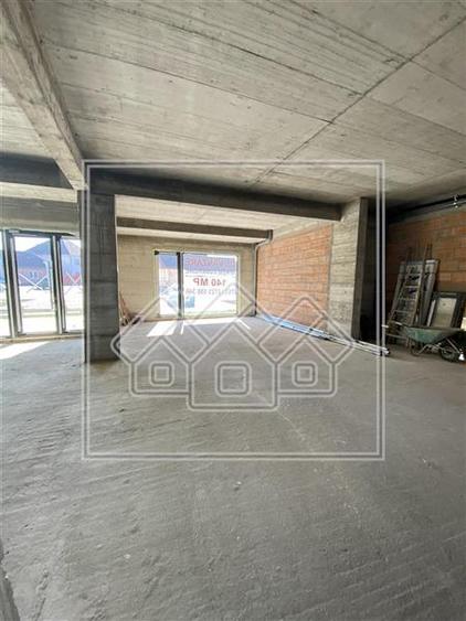 Spațiu comercial, de 147.39999389648 mp, în Piața Cluj