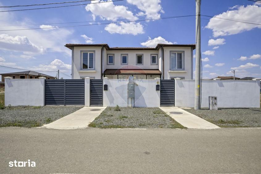 Casă cu 8 camere cu Teren 491 Mp în Central