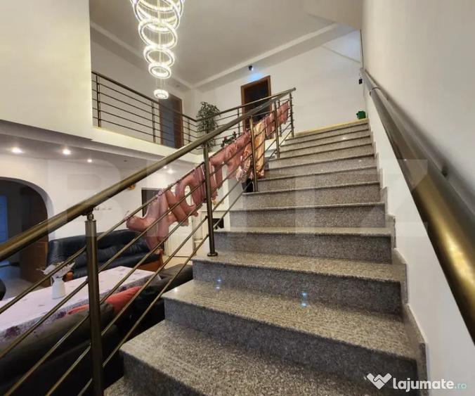 Casă cu 9 camere cu Teren 1500 Mp în Criș