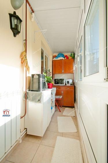 Apartament cu 4 camere semidecomandat, mobilat în Micro 20