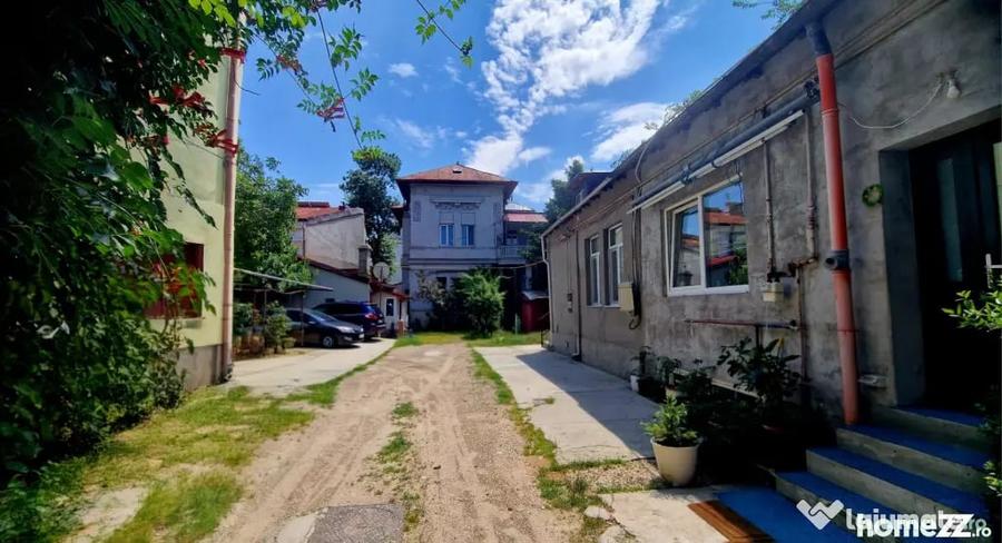 Apartament cu 5 camere semidecomandat în Dacia