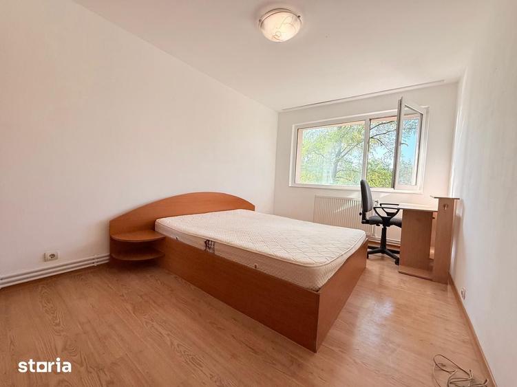 Apartament cu 3 camere decomandat în Podu Roș