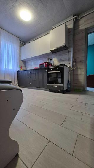 Apartament cu 3 camere semidecomandat în Central