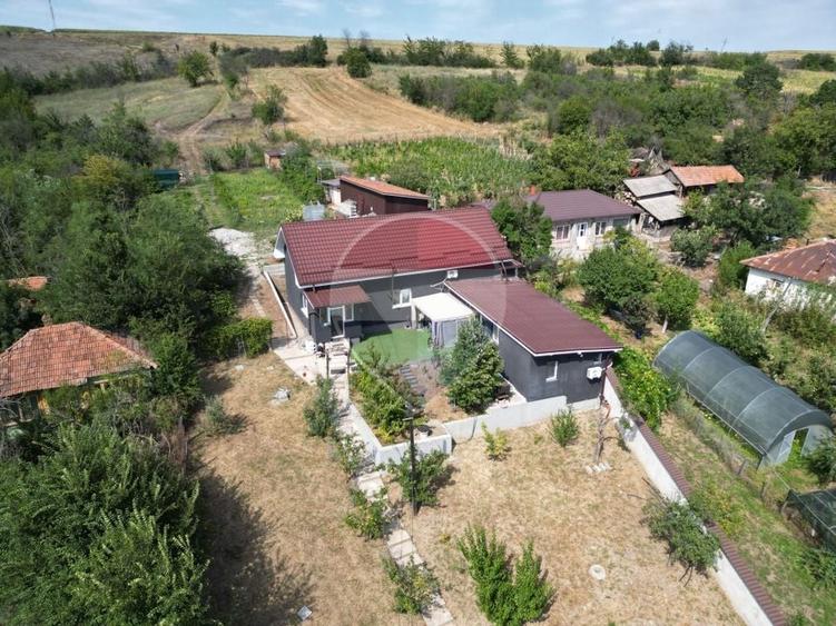 Casă individuală cu 5 camere cu Teren 5300 Mp în Găvănești