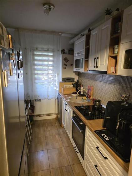 Apartament cu 3 camere semidecomandat, mobilat în Podu Roș