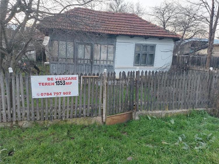 Teren de 1353 mp, în Beceni