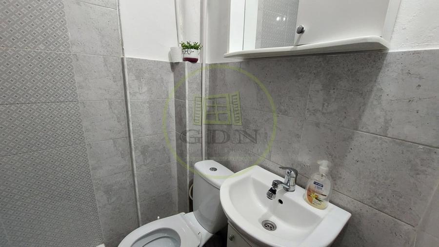 Apartament cu 3 camere semidecomandat, mobilat în Craiovița Nouă