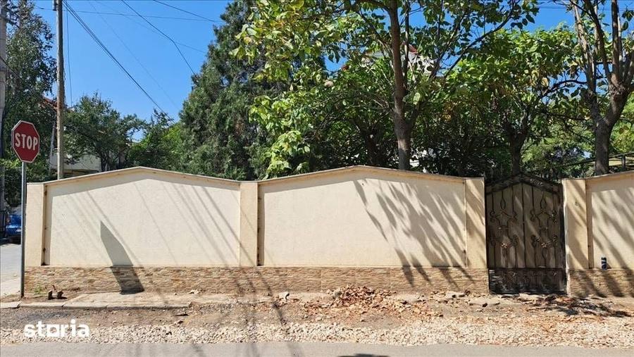 Casă cu 8 camere cu Teren 560 Mp în Central