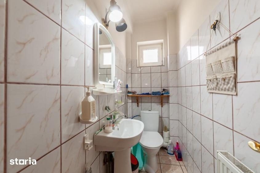 Casă cu 10 camere cu Teren 350 Mp în Exercițiu
