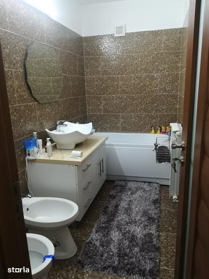 Apartament cu 4 camere decomandat în 1 Decembrie