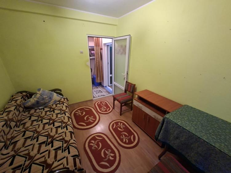 Apartament cu 2 camere semidecomandat în Podu Roș