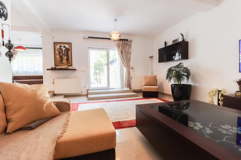 Duplex cu 4 camere cu Canalizare în 1 Decembrie