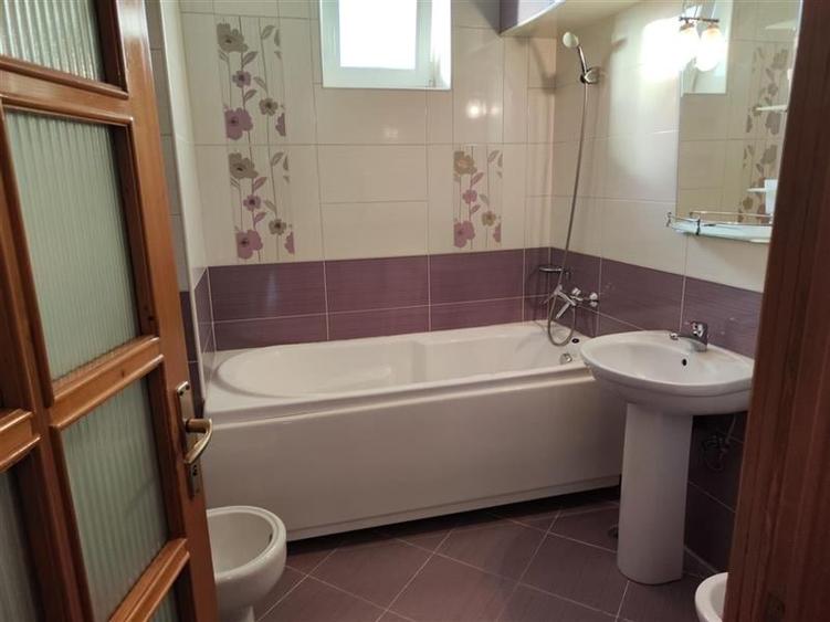 Casă individuală cu 8 camere cu Garaj în Gara Mare