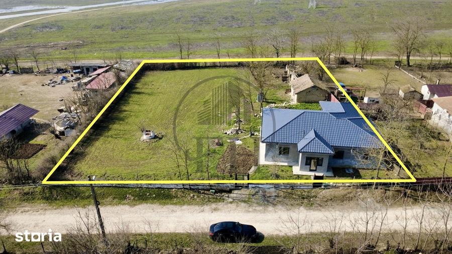 Casă cu 4 camere cu Teren 2561 Mp în Cobadin