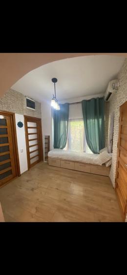 Casă cu 6 camere cu Teren 220 Mp în Central