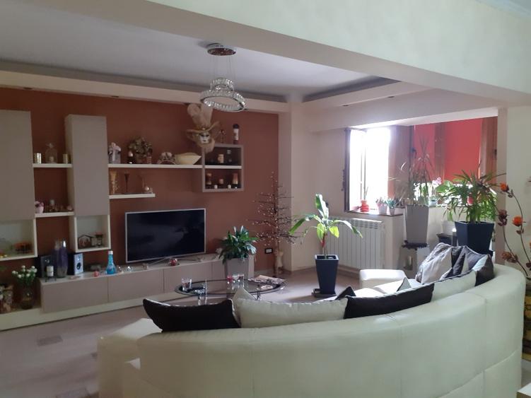 Apartament cu 2 camere semidecomandat în Intim