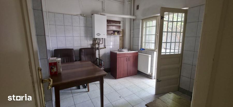 Apartament cu 3 camere nedecomandat în Centrul Civic